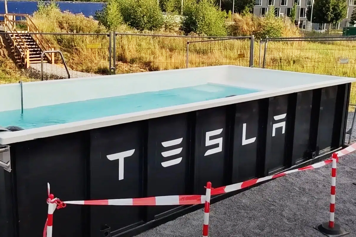 Une piscine installée sur une borne superchargeur Tesla.