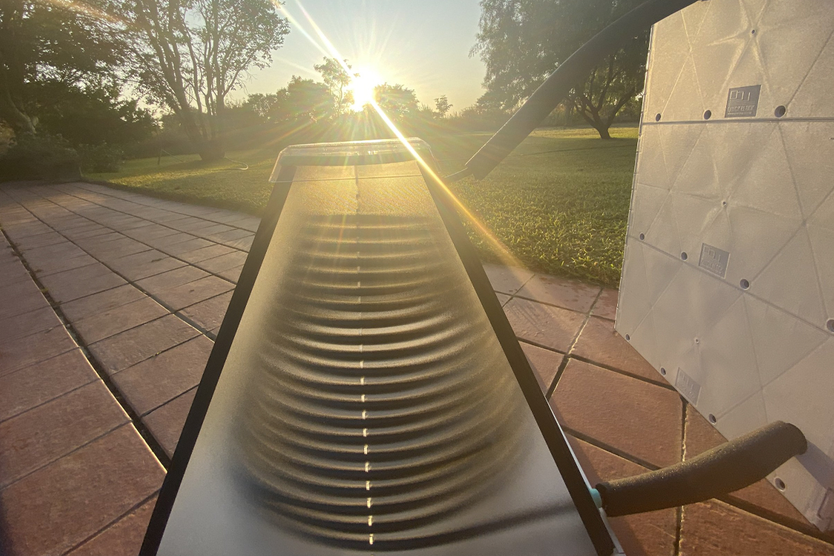 SolarisKit : il invente un chauffe-eau solaire prismatique autonome, peu couteux et très rapide à monter