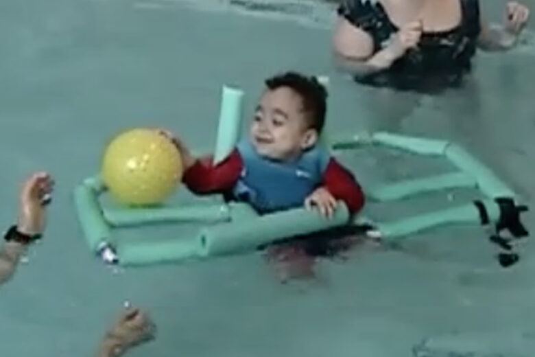 Un enfant équipé du Water Strider
