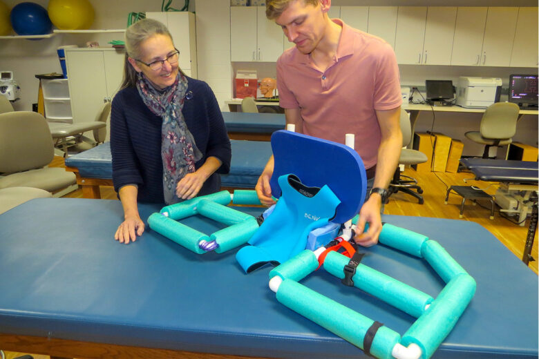 Sandra Saavedra (à gauche), professeure agrégée de physiothérapie, et Josh Breighner inventeur du Water Strider, qui permet aux enfants atteints de paralysie cérébrale de jouer dans la piscine de manière indépendante.