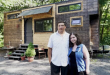 Un jeune couple décide de construire une Tiny House pour devenir propriétaire d'une maison avant leurs 30 ans.