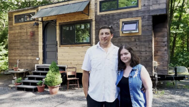 Un jeune couple décide de construire une Tiny House pour devenir propriétaire d'une maison avant leurs 30 ans.