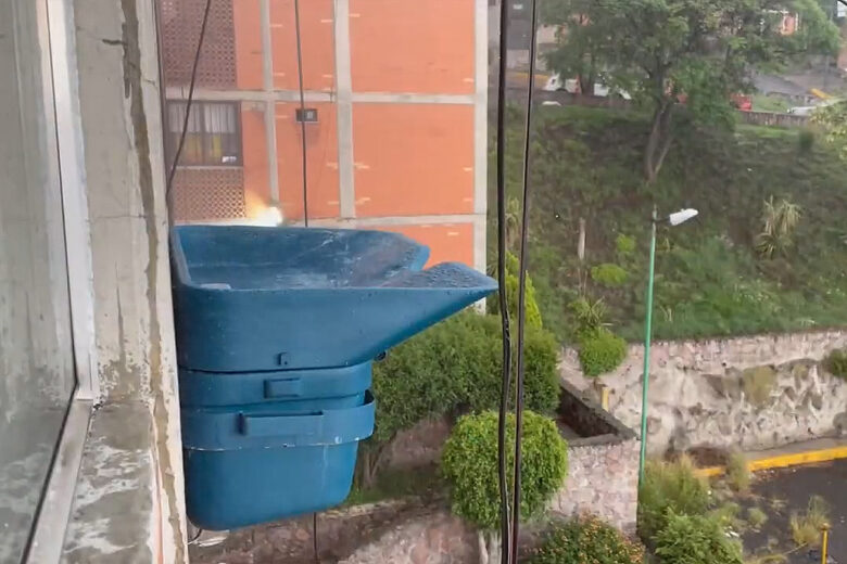 Le collecteur d'eau de pluie peut être installé sur un balcon ou sur le rebord d'une fenêtre d'un immeuble.