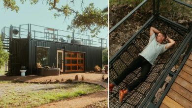 Une grande maison container avec une terrasse et un filet hamac.