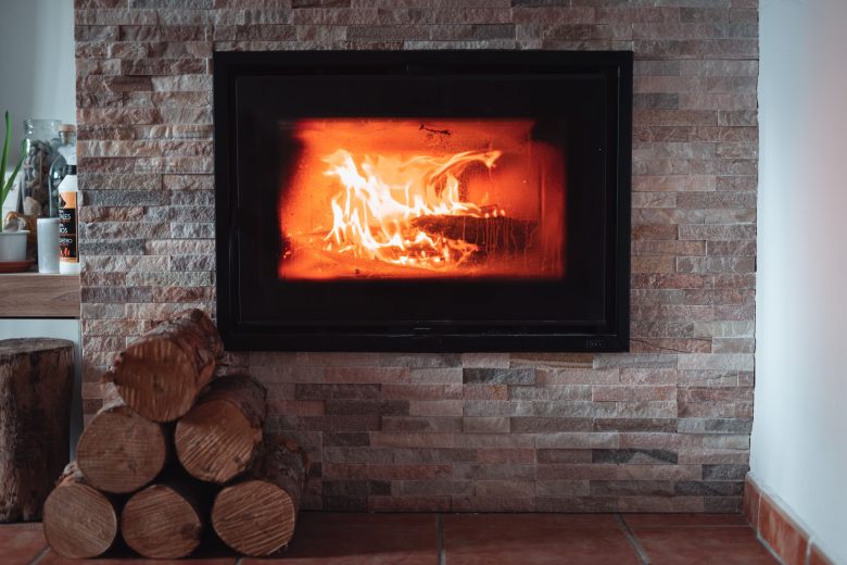 Du bois de palette dans une cheminée