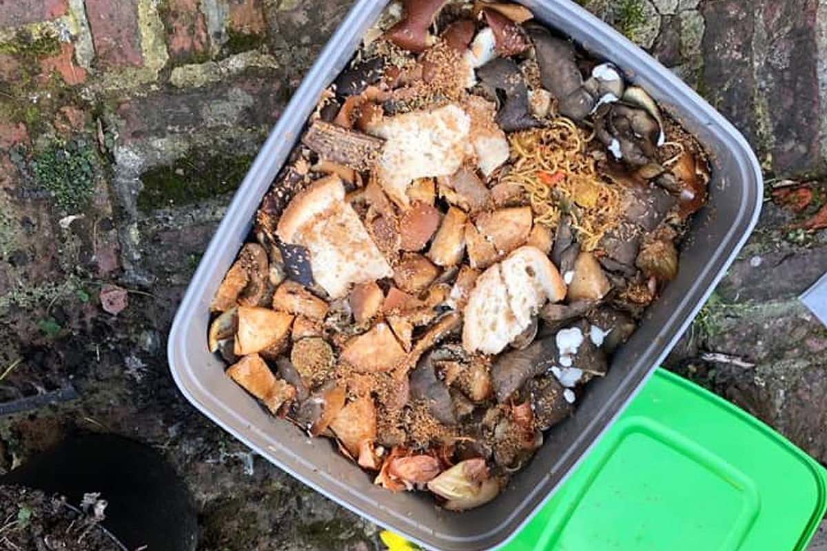 Du compost dans le bac Bokashi