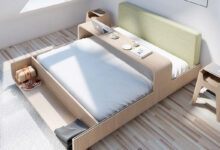 Un lit innovant avec un bureau coulissant