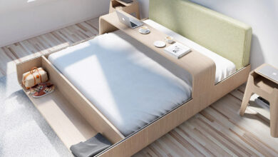 Un lit innovant avec un bureau coulissant