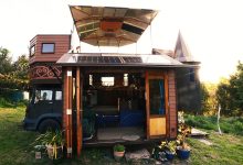 Un camion aménagé en forme de château