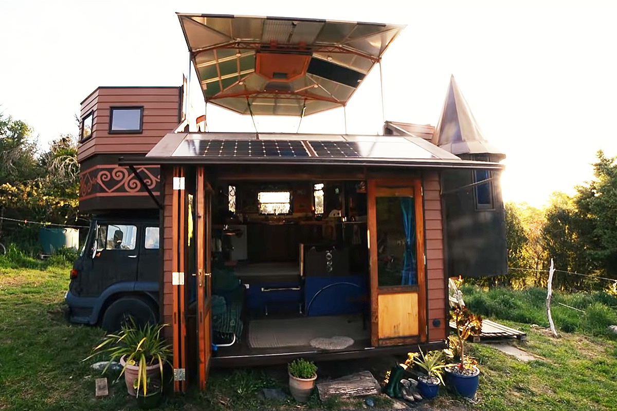 Un camion aménagé en forme de château