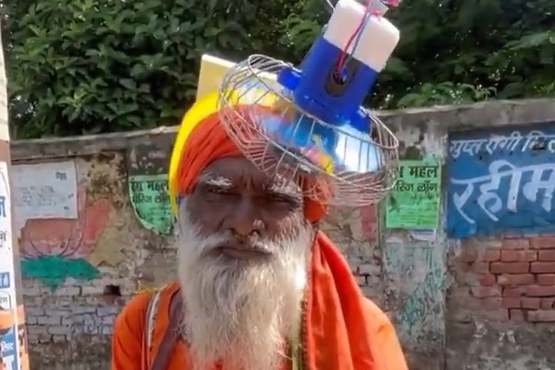 Un indien porte un casque à énergie solaire avec ventilateur sur la tête