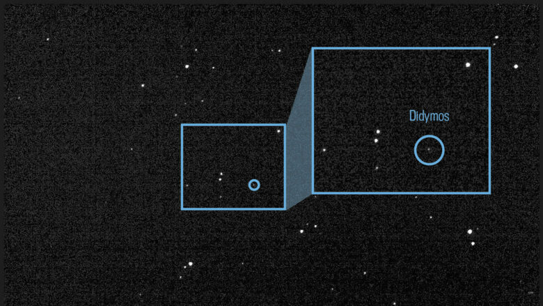 Cette image de la lumière de l'astéroïde Didymos et de sa lune orbitale Dimorphos est un composite de 243 images prises par la caméra de reconnaissance et d'astéroïde Didymos pour la navigation optique (DRACO) le 27 juillet 2022.