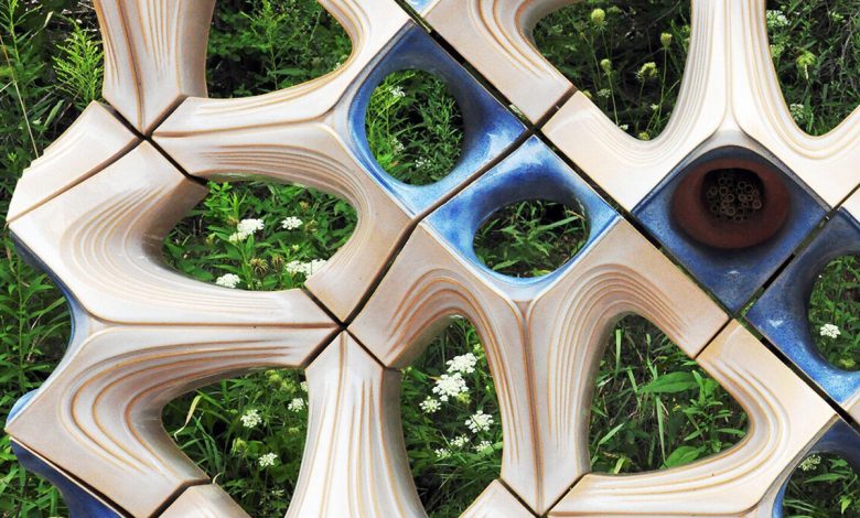 Une série d'unités en terre cuite capables d'abriter des oiseaux, des abeilles et des plantes.