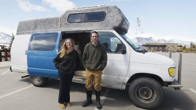 Un couple transforme un Ford Van 1997 en une petite maison sur roues