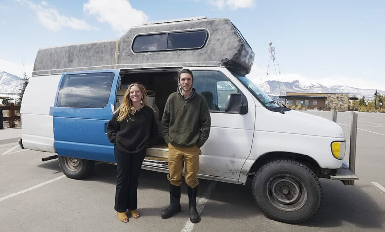 Un couple transforme un Ford Van 1997 en une petite maison sur roues