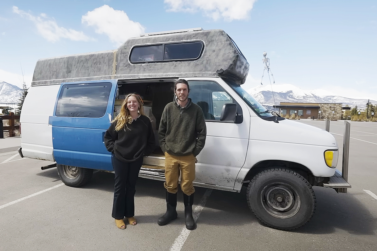 Un couple transforme un Ford Van 1997 en une petite maison sur roues