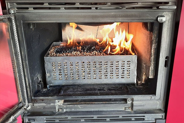 Un panier en acier réfractaire vous pour utiliser du granulé (pellet) dans votre cheminée