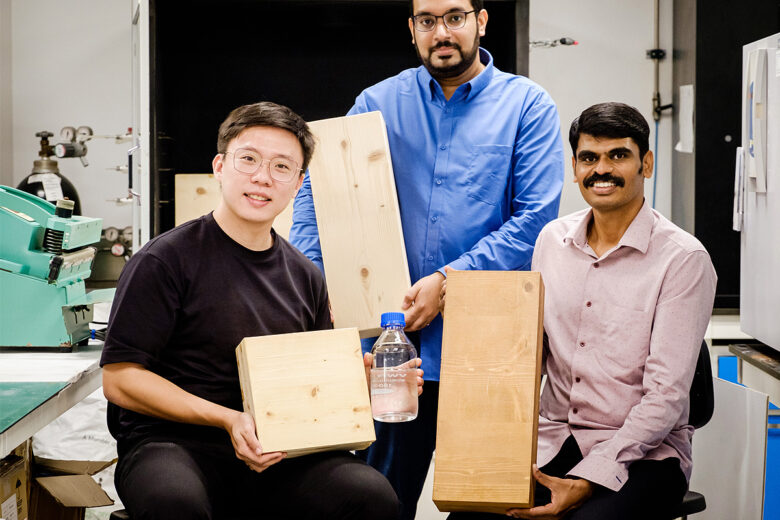 (de droite à droite) Aravind Dasari, professeur agrégé de NTU, Sheik Anees, diplômé de NTU, et Dean Seah, étudiant en doctorat. Le professeur agrégé Aravind tient un morceau de bois stratifié revêtu, tandis que le Dr Anees et M. Seah tiennent du bois non revêtu. Crédit : NTU Singapour