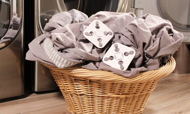 Une petite invention pratique qui s'applique aussi bien aux draps plats comme, aux draps-housses.