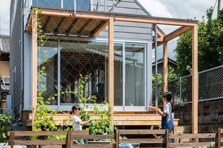 De grandes portes coulissantes pour accéder au jardin potager à tout moment.