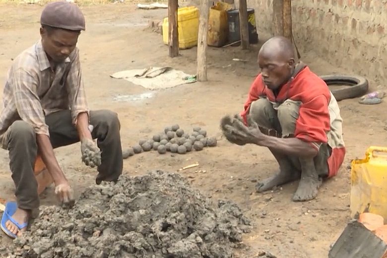 Un inventeur ougandais a eu l'idée de fabriquer des pierres de cuisine à partir d'un mélange de petites pierres, d'argile et de bouse de vache