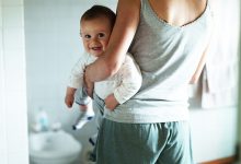 "Que faire d'un bébé qui ne sait pas marcher lorsque l'on doit aller aux toilettes dans un lieu public?"