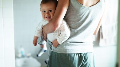 "Que faire d'un bébé qui ne sait pas marcher lorsque l'on doit aller aux toilettes dans un lieu public?"