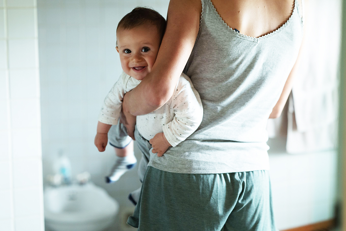 "Que faire d'un bébé qui ne sait pas marcher lorsque l'on doit aller aux toilettes dans un lieu public?"