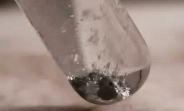 Des bulles d'hydrogène gazeux sont générées par la réaction de l'eau avec un composite aluminium-gallium.