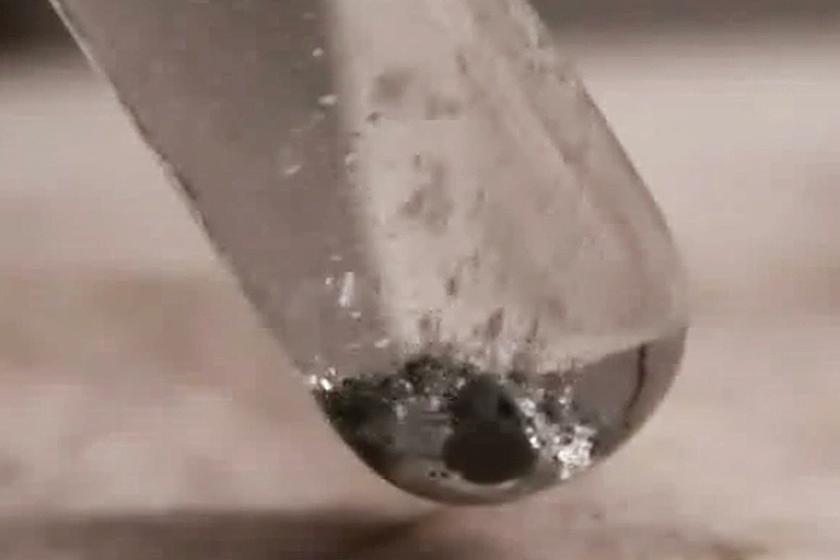 Des bulles d'hydrogène gazeux sont générées par la réaction de l'eau avec un composite aluminium-gallium.