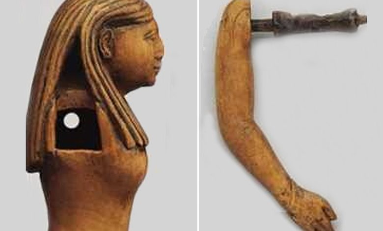 Une statue mécanique en bois qui se trouve au Metropolitan Museum of Art