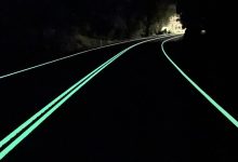 Des lignes de circulation qui brillent dans le noir en Australie.