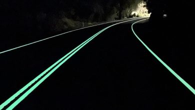 Des lignes de circulation qui brillent dans le noir en Australie.