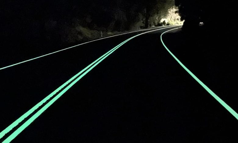 Des lignes de circulation qui brillent dans le noir en Australie.