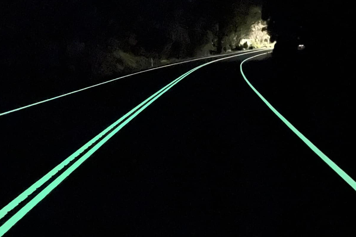 Des lignes de circulation qui brillent dans le noir en Australie.