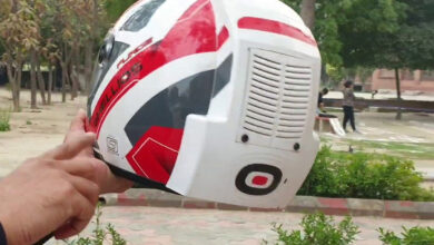 Un casque de moto filtrant