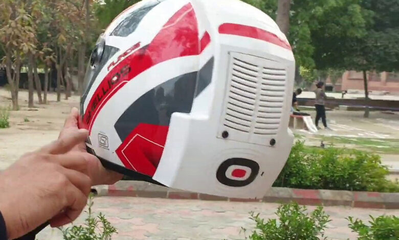 Un casque de moto filtrant