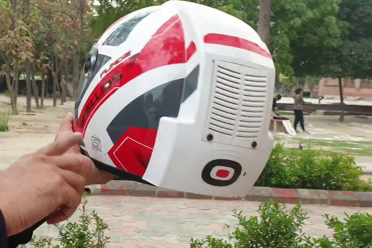 Un casque de moto filtrant