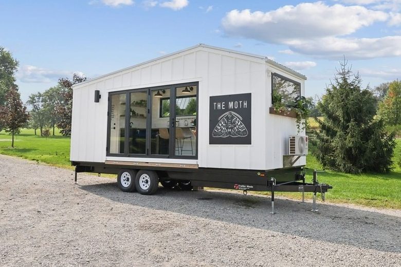 Une Tiny House avec d’immenses fenêtres