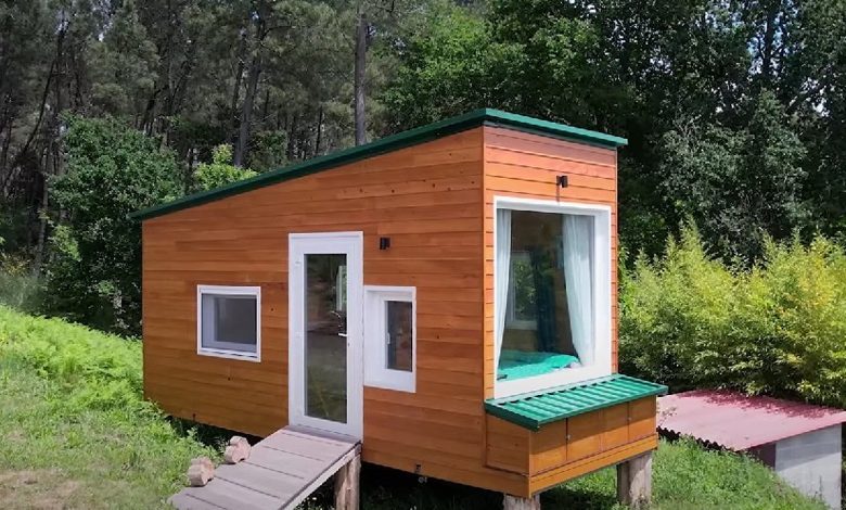 Une petite maison avec de larges fenêtres.