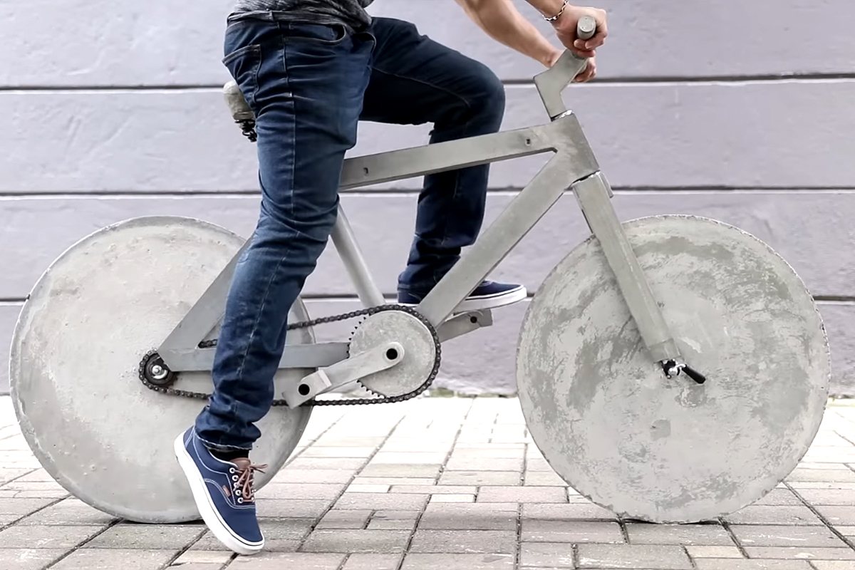 Un insolite vélo fabriqué en bêton.