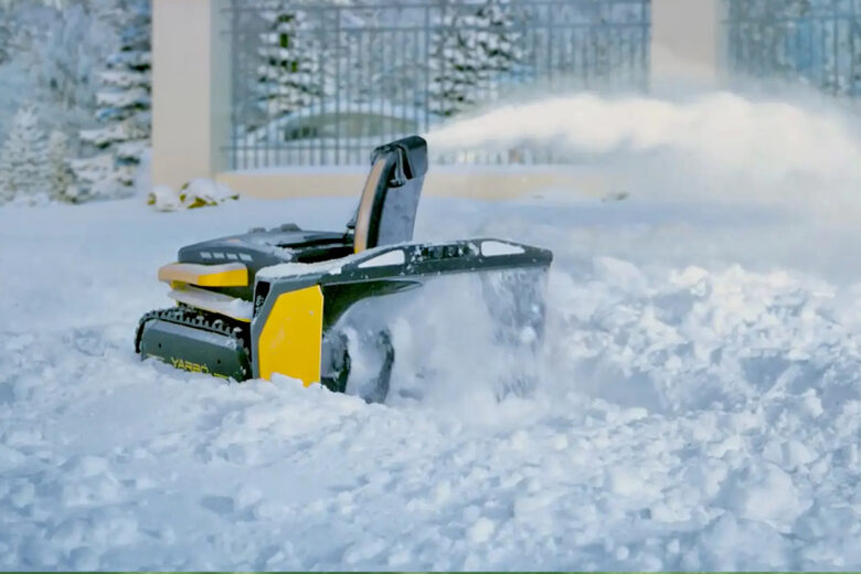 Le robot Yarbo avec son module Snow Blower