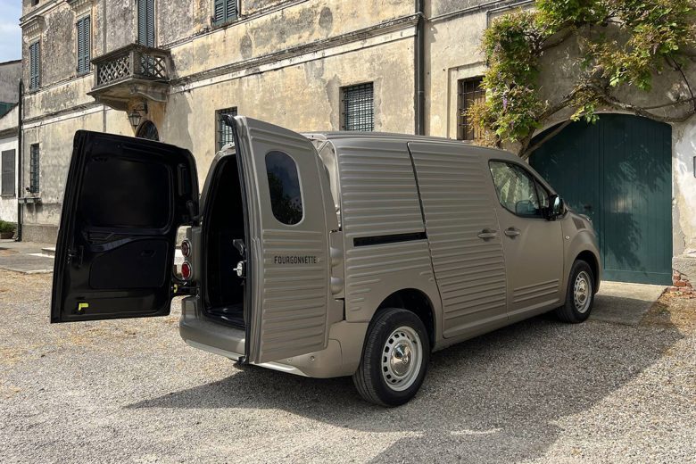 Une fourgonnette Citroën électrique transformée en 2CV