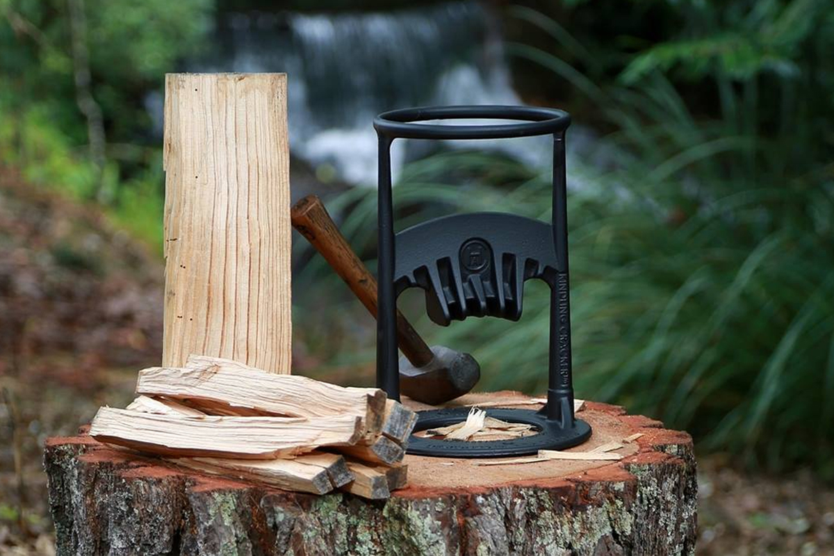 Kabin Kindle : l'invention d'une « hache inversée » pour fendre le bois  rapidement et sans effort
