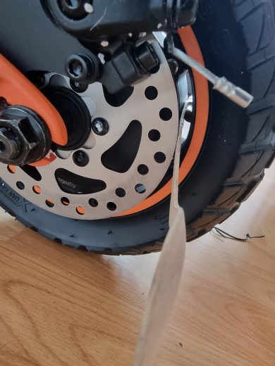 Il faut déporter la valve pour gonfler le pneu, ce n'est pas pratique. 