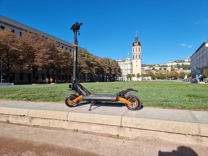 Une magnifique trottinette électrique.