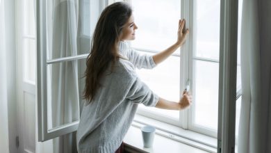 Une femme devant une fenêtre.