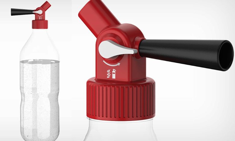 Ils inventent un dispositif qui transforme les bouteilles d'eau en extincteur...