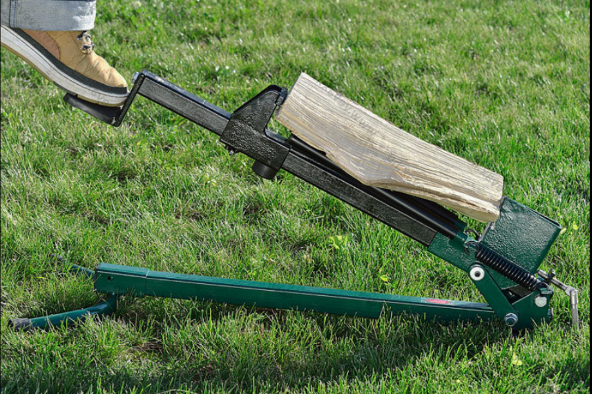 L'invention de la fendeuse de bûches à pied pour couper du bois de