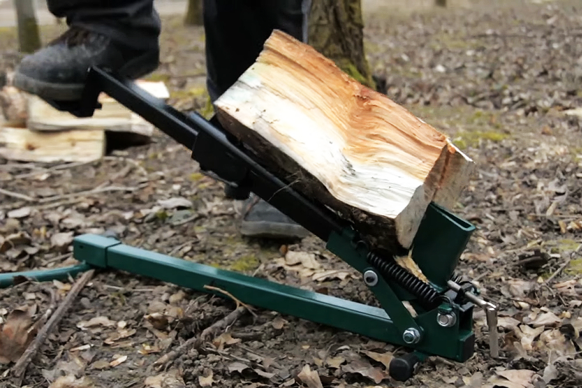 L'invention de la fendeuse de bûches à pied pour couper du bois de